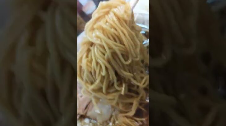 【デカ盛り びんびんしてしまうような八王子ラーメン🍜のネギチャーシュー麺🍥麺特大】ブランド玉葱の薬味がたまらない🧅♯shorts