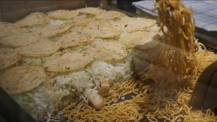 その場でファンが出来る広島風お好み焼き屋台 デカ盛りイカが凄すぎた 職人技 −Japanese street food Okonomiyaki Ikayaki