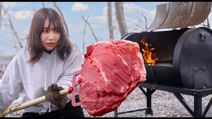 【デカ盛り】10キロ超えの巨大肉をドラム缶で丸焼きしてデブ活する独身アラサー女【キャンプ飯】